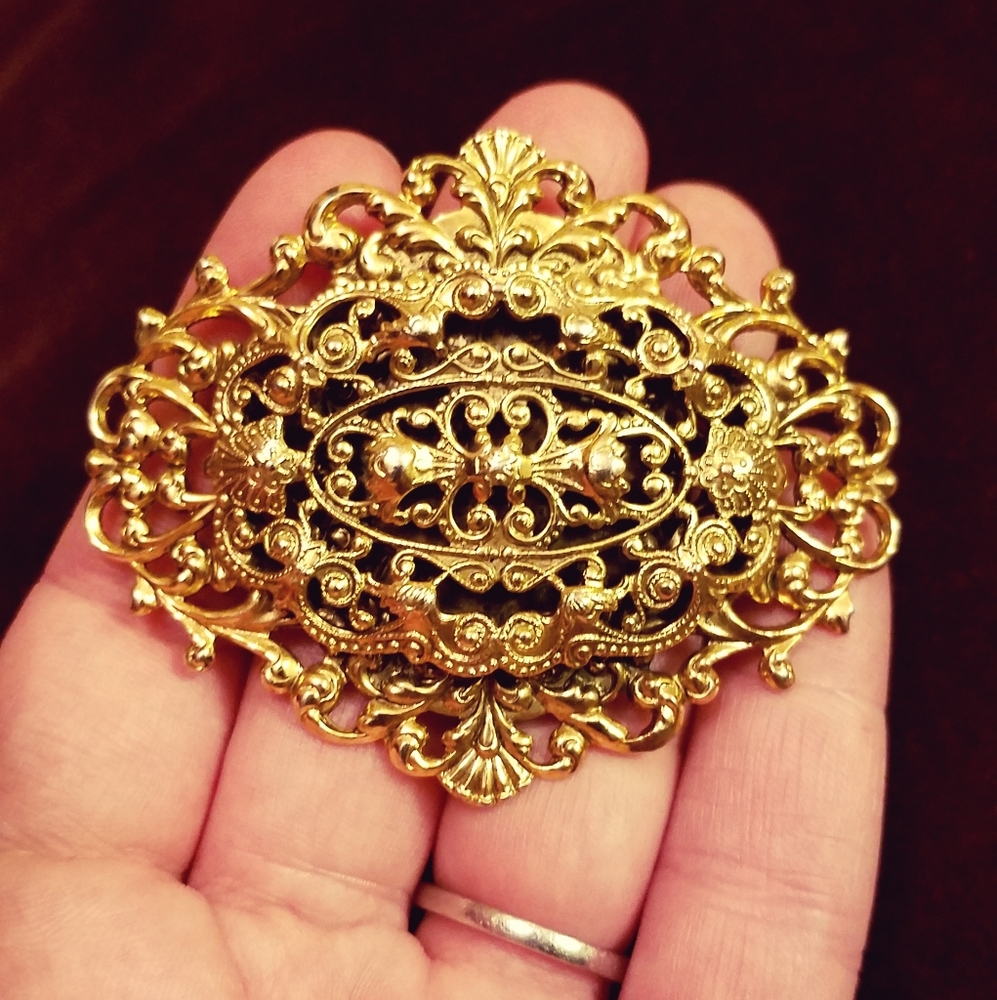 Freirich vintage gold tone brooch